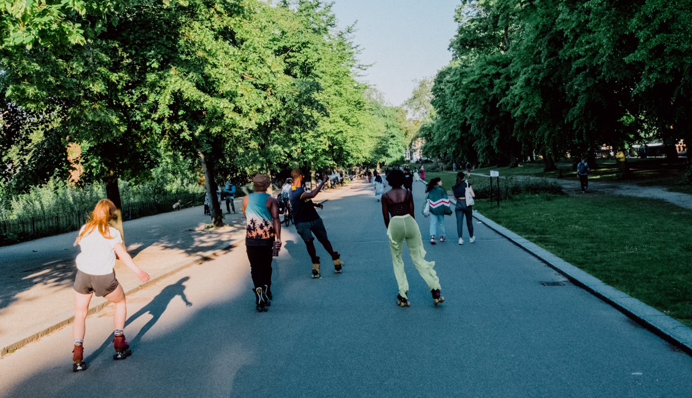 Grupo de pessoas patinando