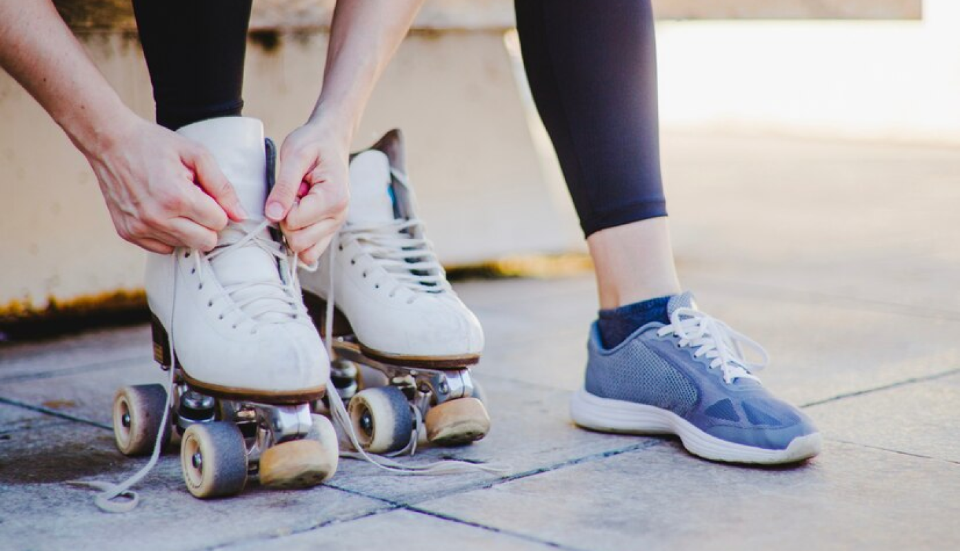 Pessoa calçando patins